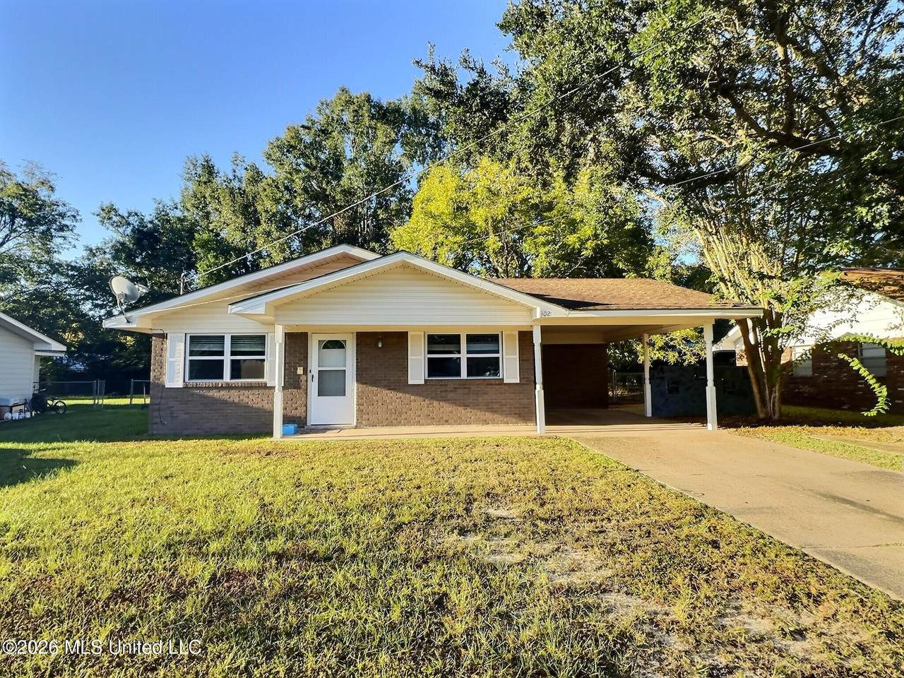 302 Hunter Drive - Photo 1