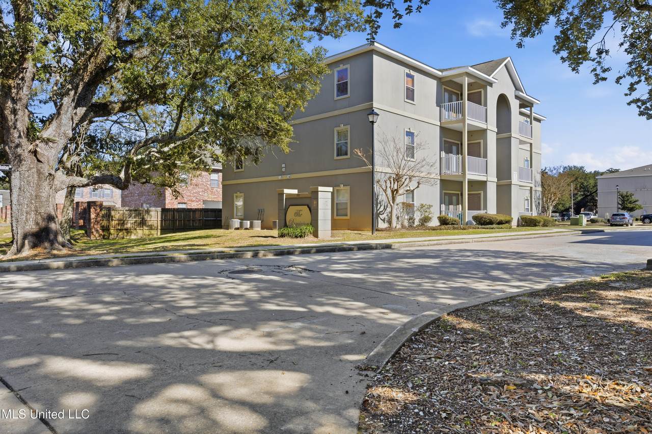 310 Holcomb Boulevard - Photo 1