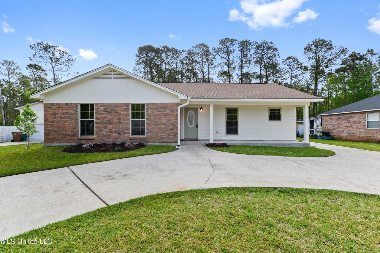 552 Royal Oak Drive - Photo 1