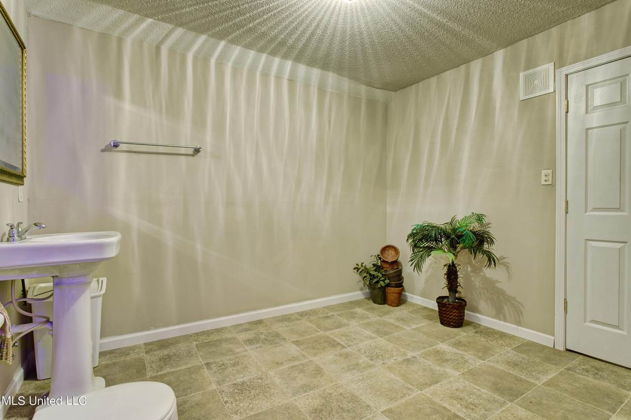 3401 Chateau Pointe Boulevard - Photo 1