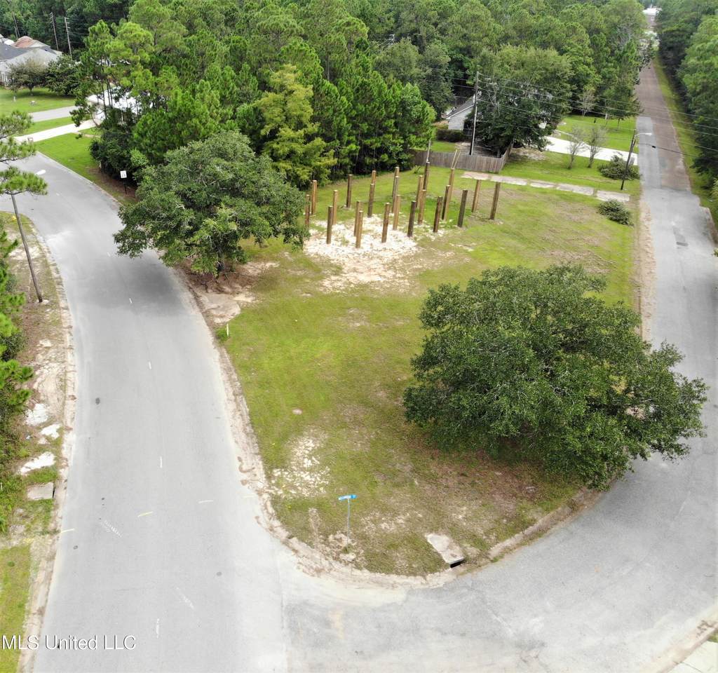 564 Royal Oak Drive - Photo 1