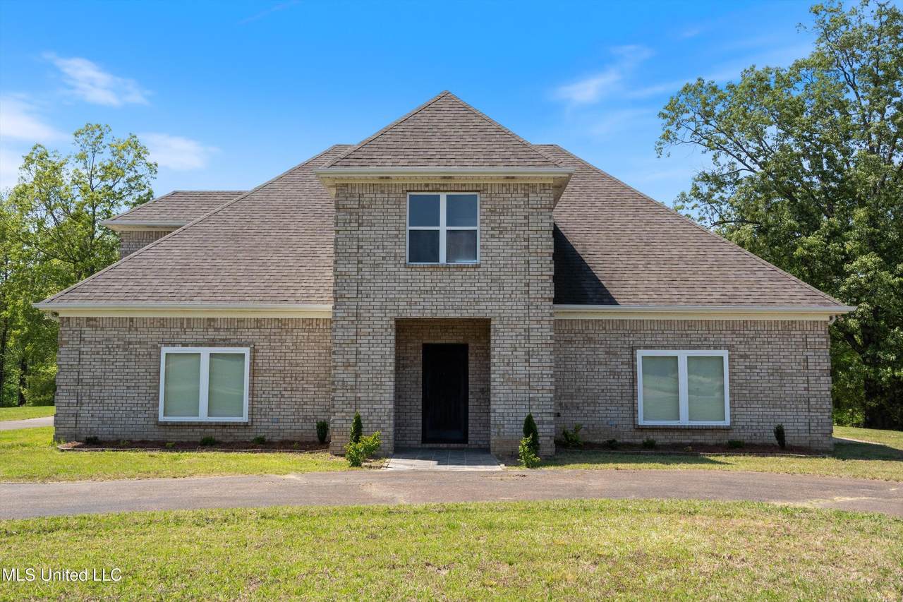 206 Swan Lk Drive - Photo 1