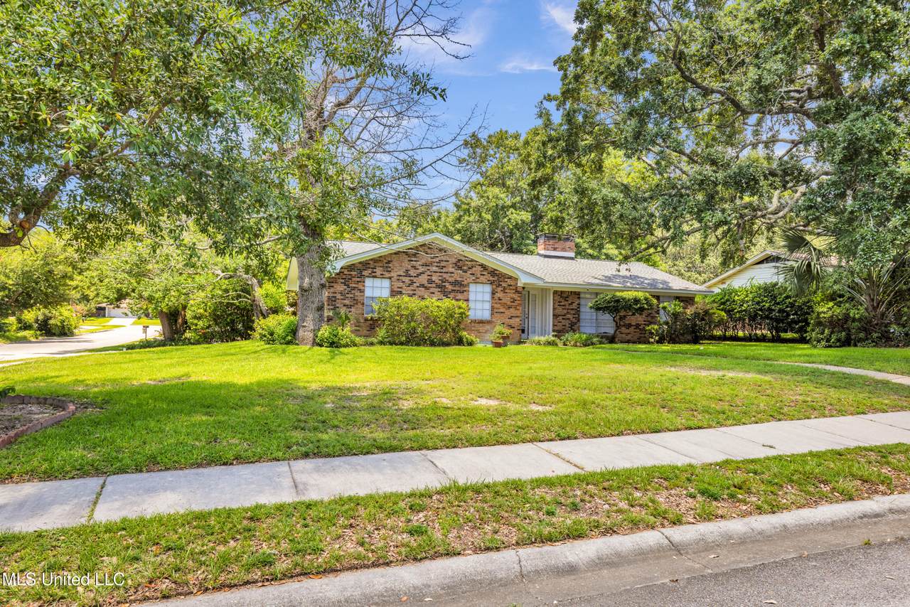 729 Canterbury Drive - Photo 1