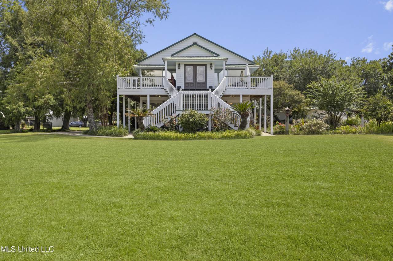1099 Campbell Drive - Photo 1