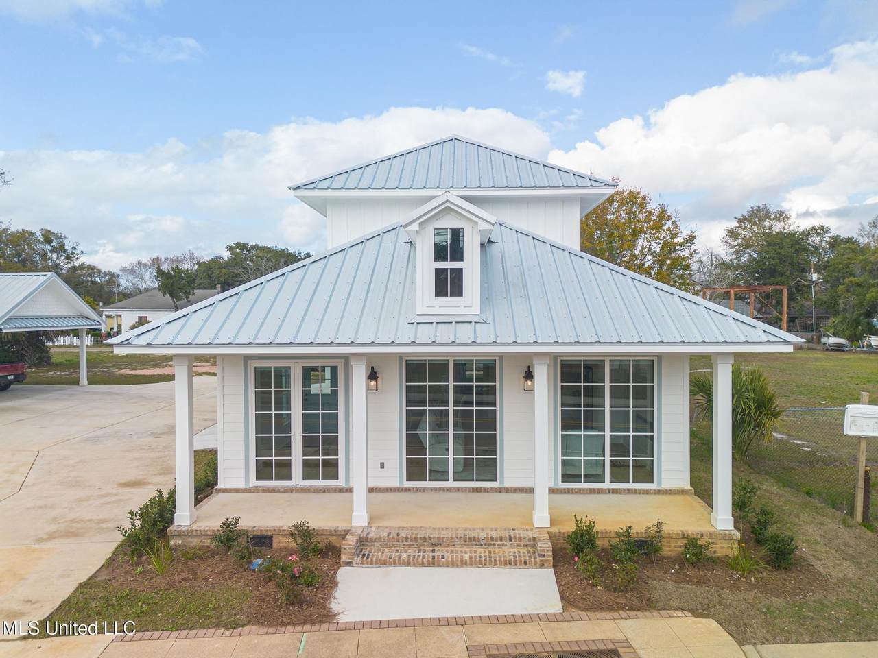 542 Howard Avenue - Photo 1