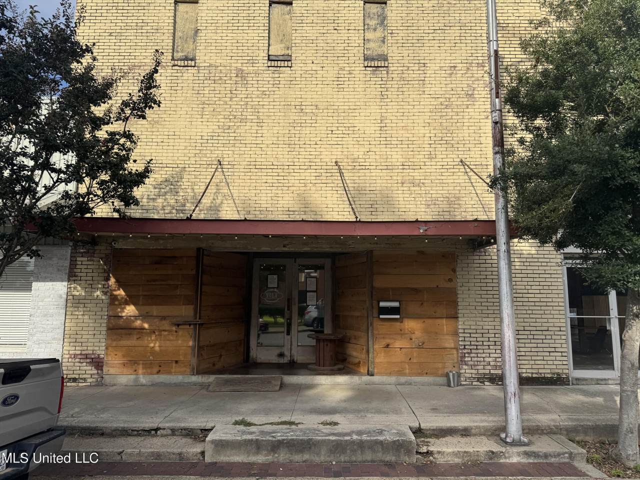 112 Court Avenue - Photo 1