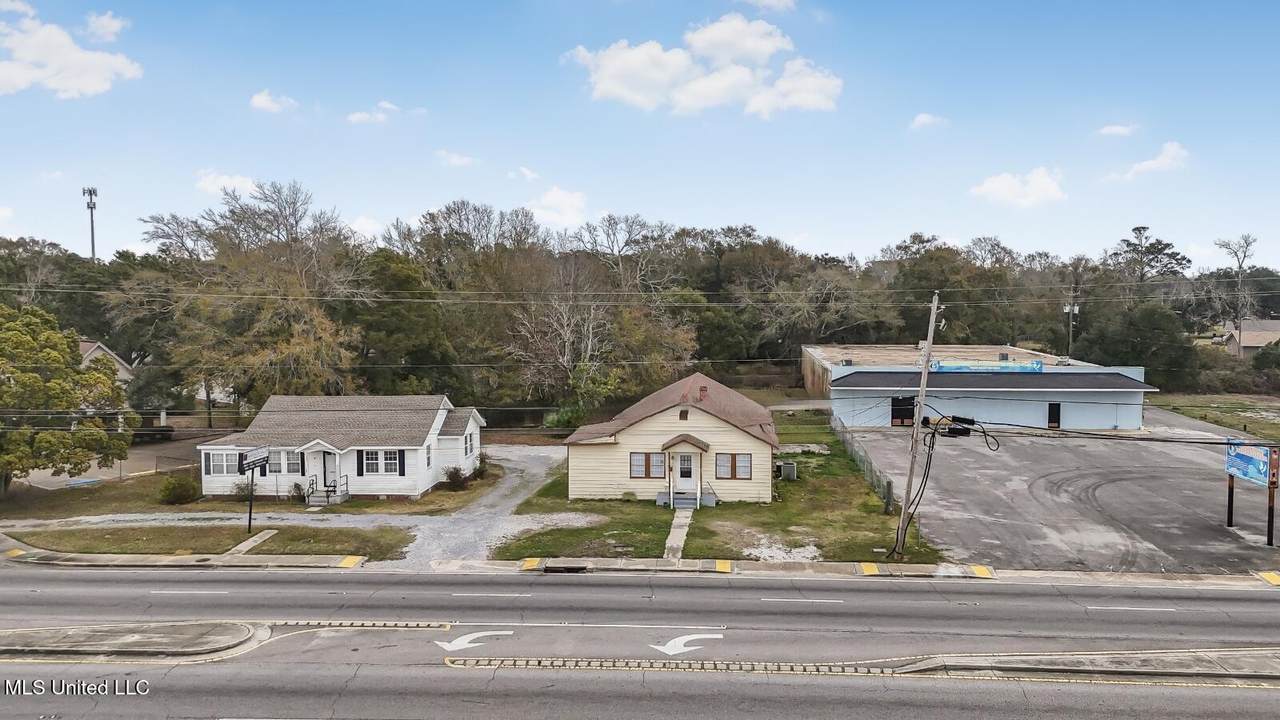 4718 Main Street - Photo 1