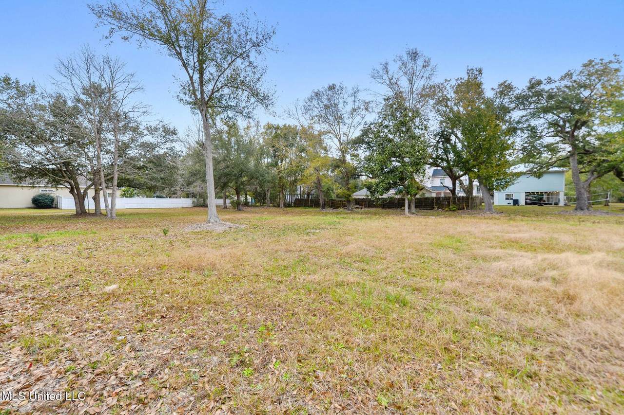  Oaks Boulevard - Photo 1