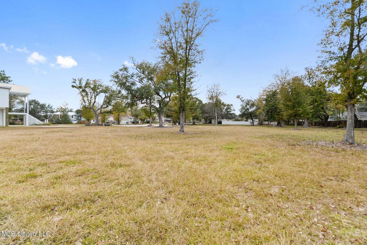  Oaks Boulevard - Photo 1
