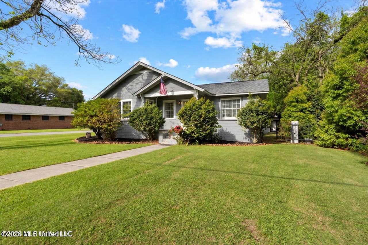 172 Holmes Street - Photo 1
