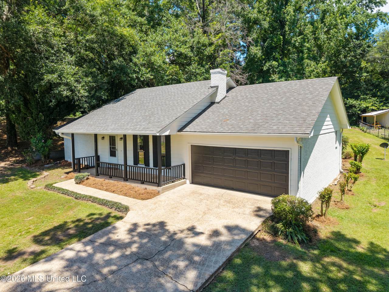 205 Sunset Drive - Photo 1