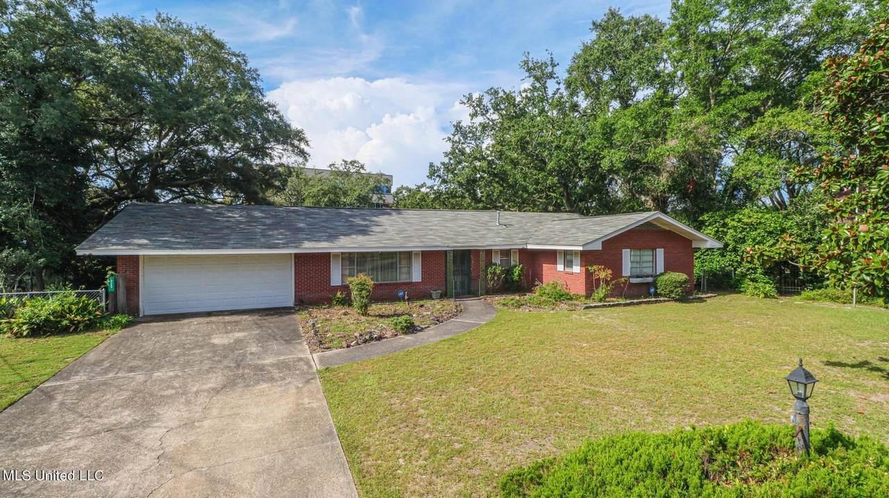 325 Oakridge Circle - Photo 1