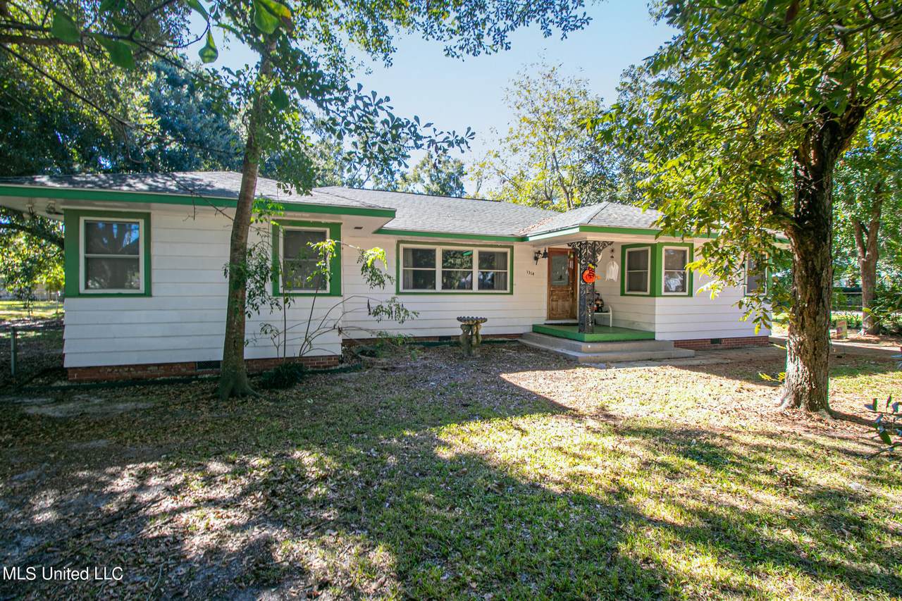 1314 Bowen Avenue - Photo 1
