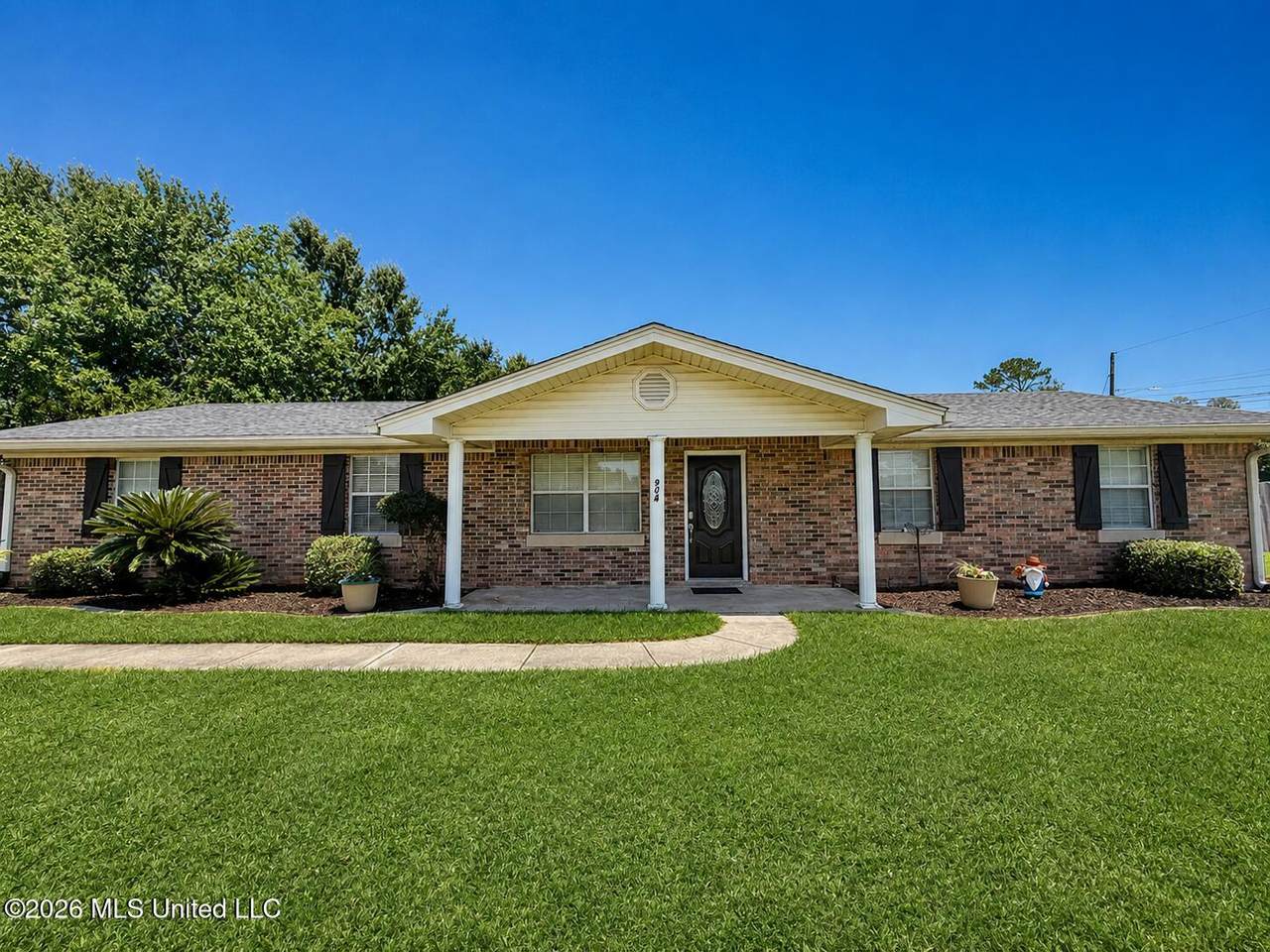 904 Waveland Avenue - Photo 1