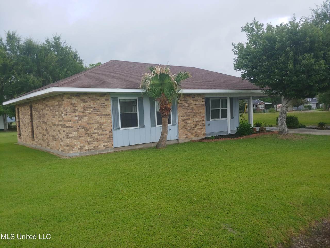 104 Tiffany Street - Photo 1