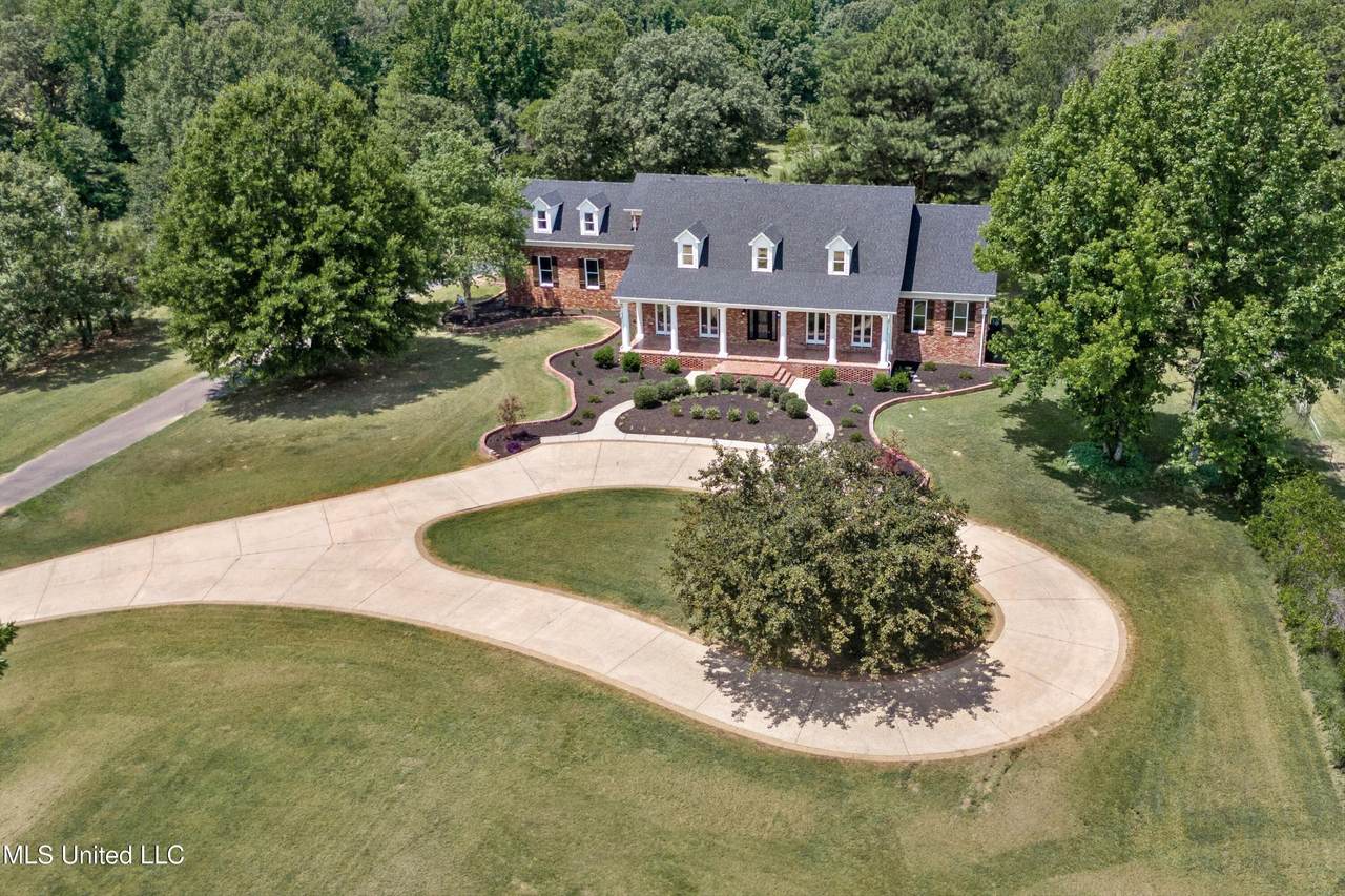 1594 Victoria Road - Photo 1