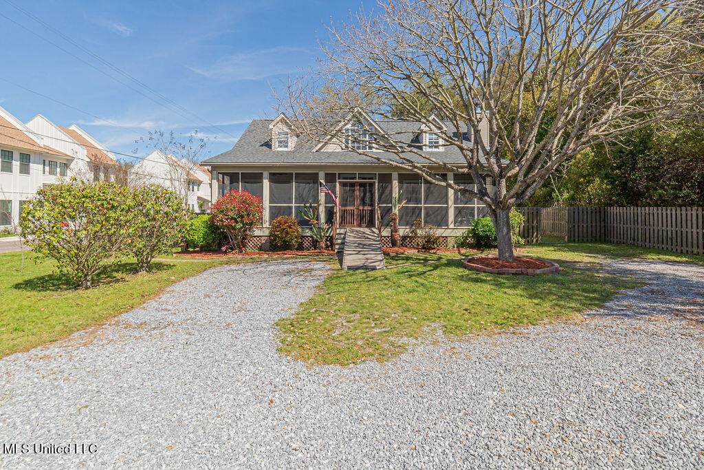 114 Menge Avenue - Photo 1