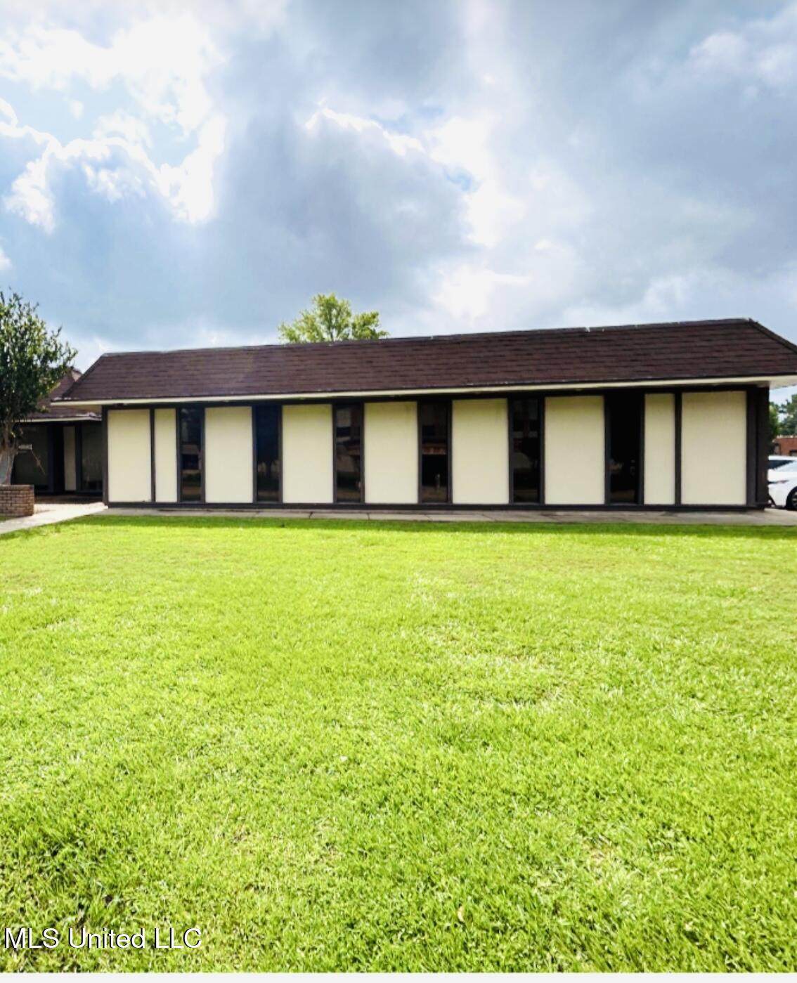 212 Marion Avenue - Photo 1