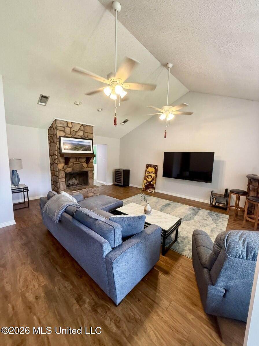 https://bt-photos.global.ssl.fastly.net/united/1280_boomver_1_4157089-2.jpg