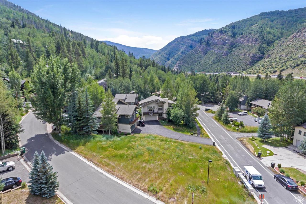 2772 Kinnikinnick Road - Photo 1