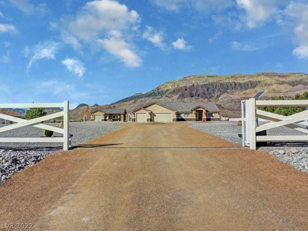 5520 Leslie Street - Photo 1