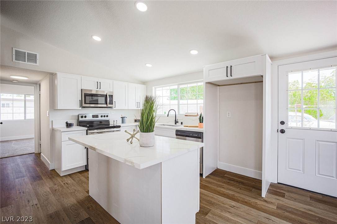 705 Pelican Circle - Photo 1