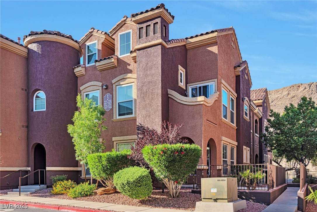 3975 Hualapai Way - Photo 1
