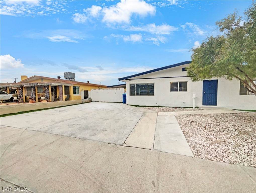 1320 Hiawatha Road - Photo 1