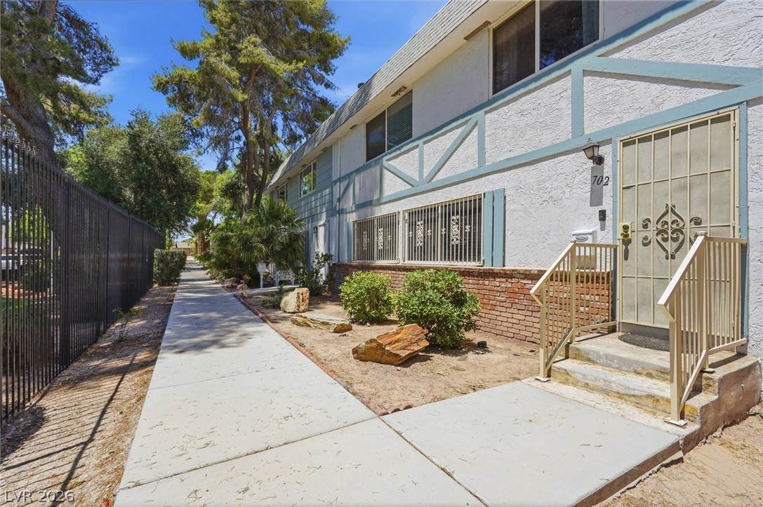 702 Greenbriar Townhouse Way - Photo 1