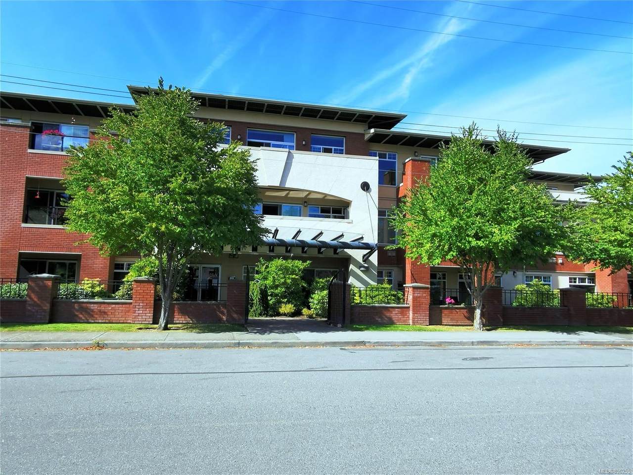 2380 Brethour Ave - Photo 1