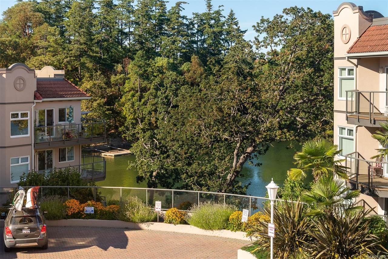 1083 Tillicum Rd - Photo 1