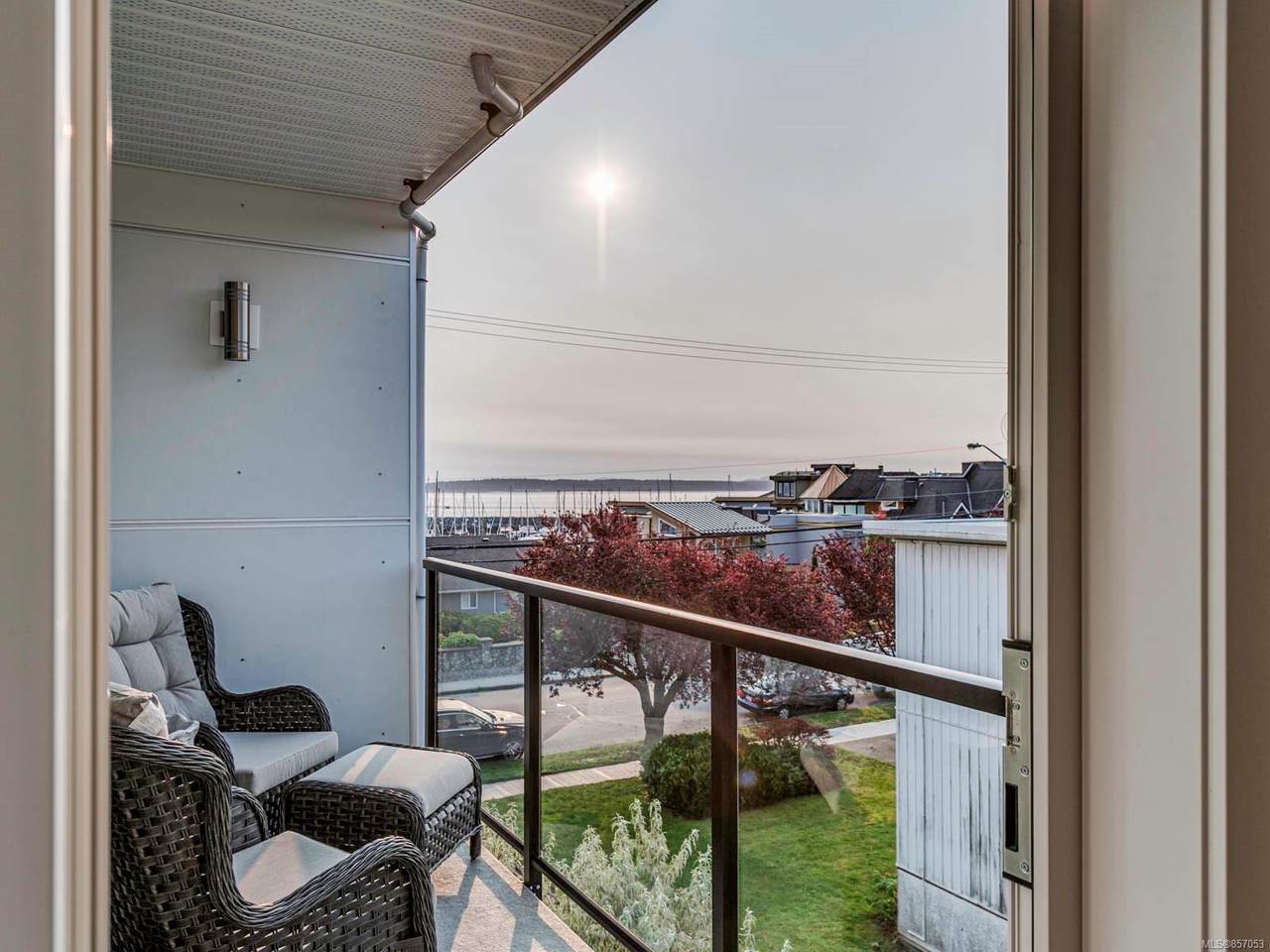 2447 Henry Ave - Photo 1