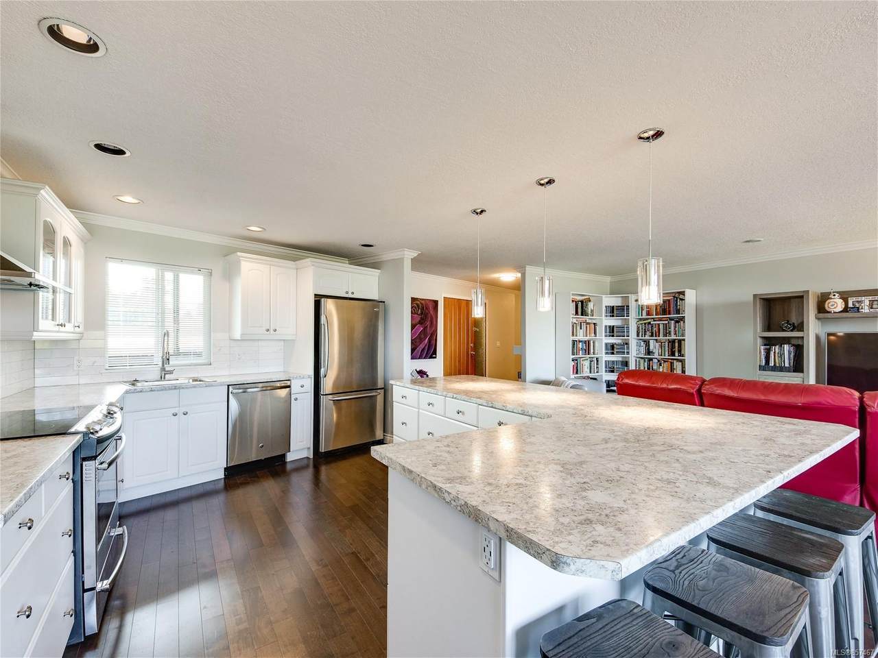 2740 Island Hwy - Photo 1