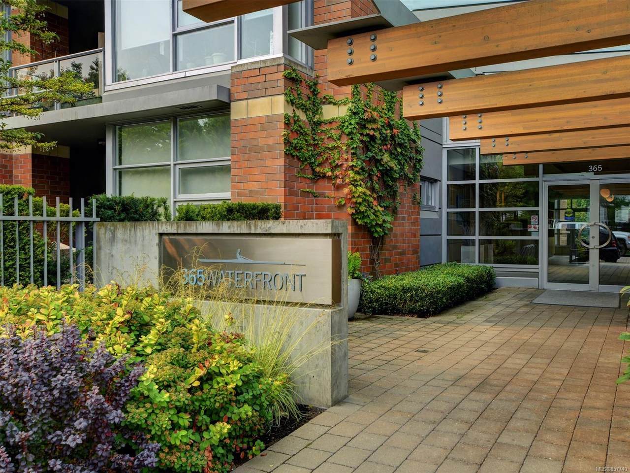 365 Waterfront Cres - Photo 1