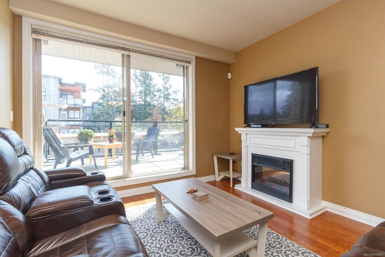 866 Goldstream Ave - Photo 1