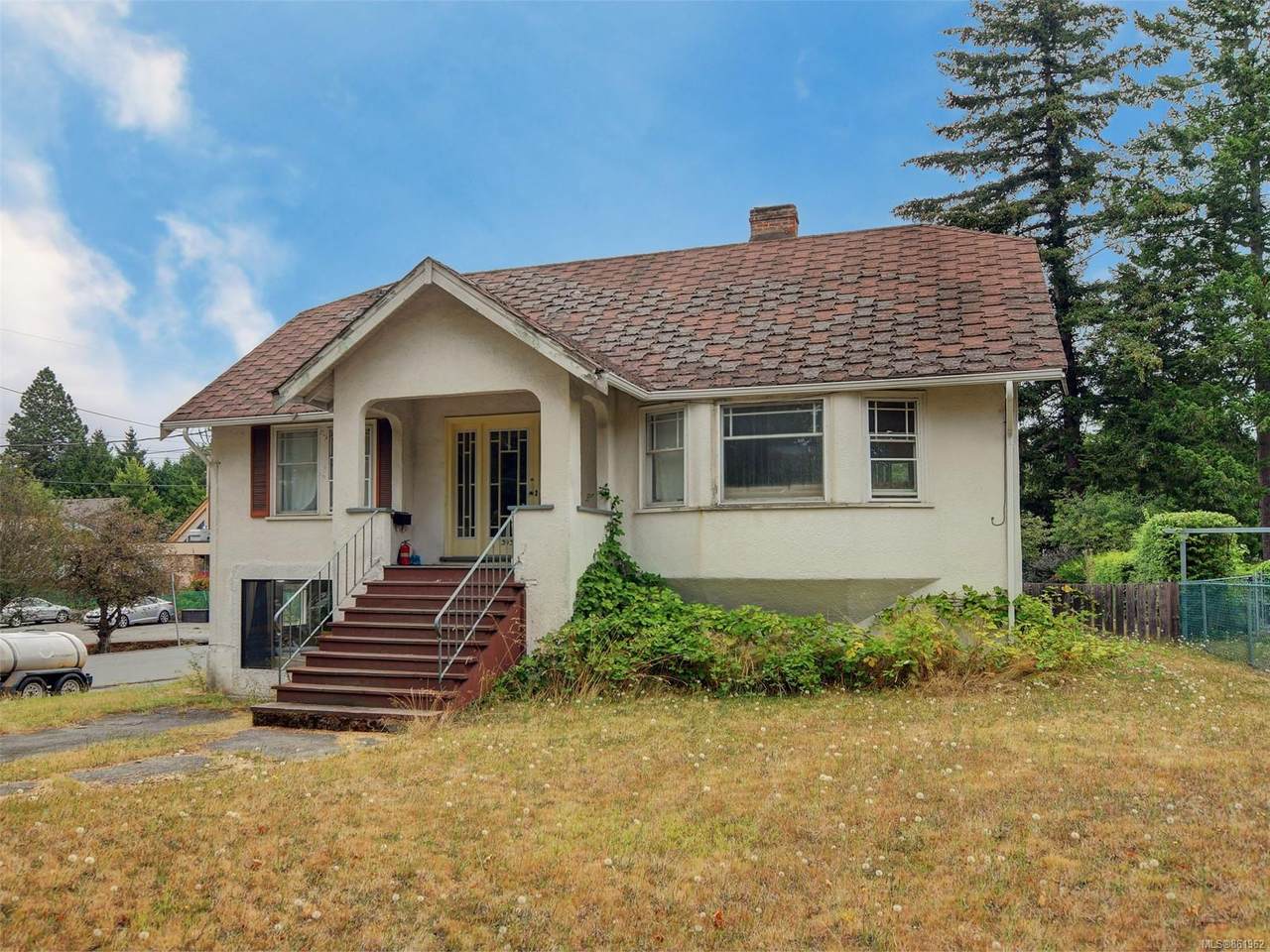3933 Quadra St - Photo 1