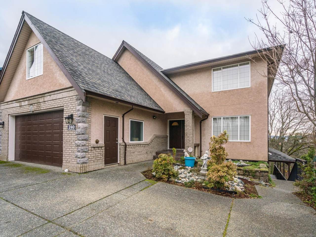240 Caledonia Ave - Photo 1