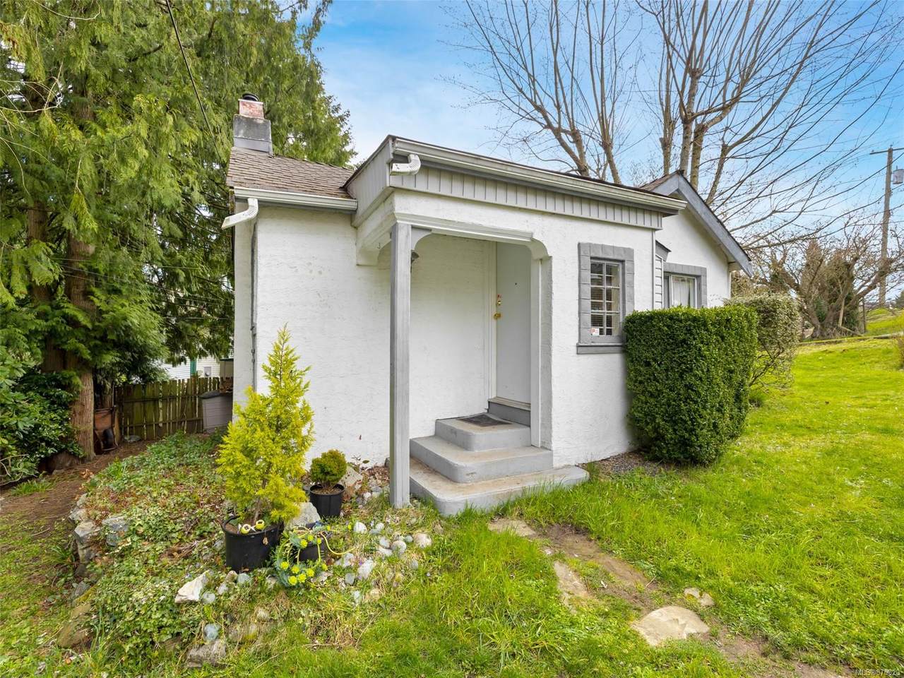 663 Bowen Rd - Photo 1