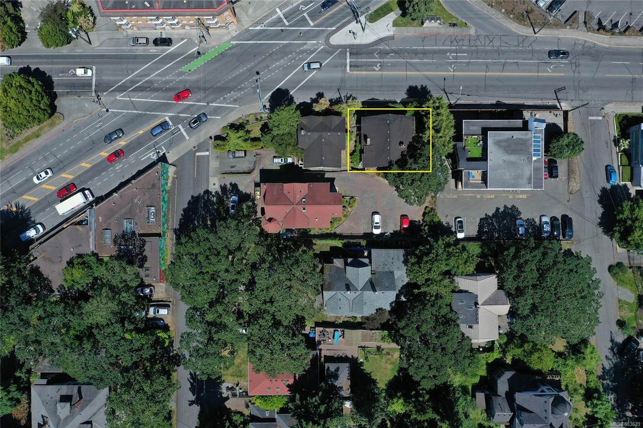 1559 Oak Bay Ave - Photo 1