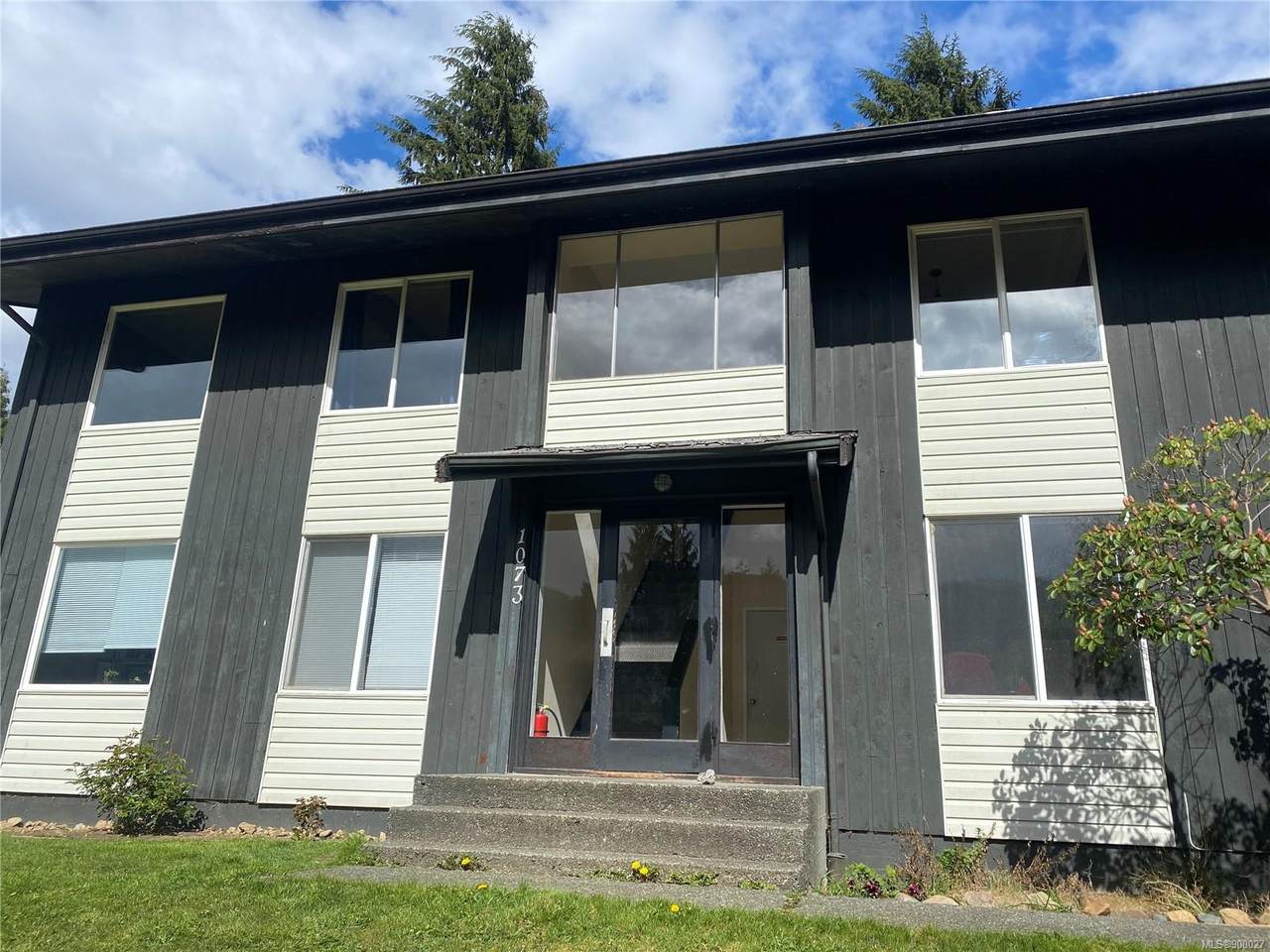 1073 Maquinna Ave - Photo 1