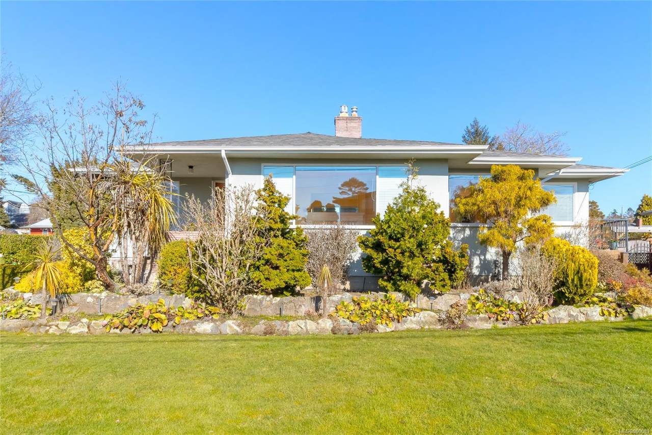 3918 Cadboro Bay Rd - Photo 1