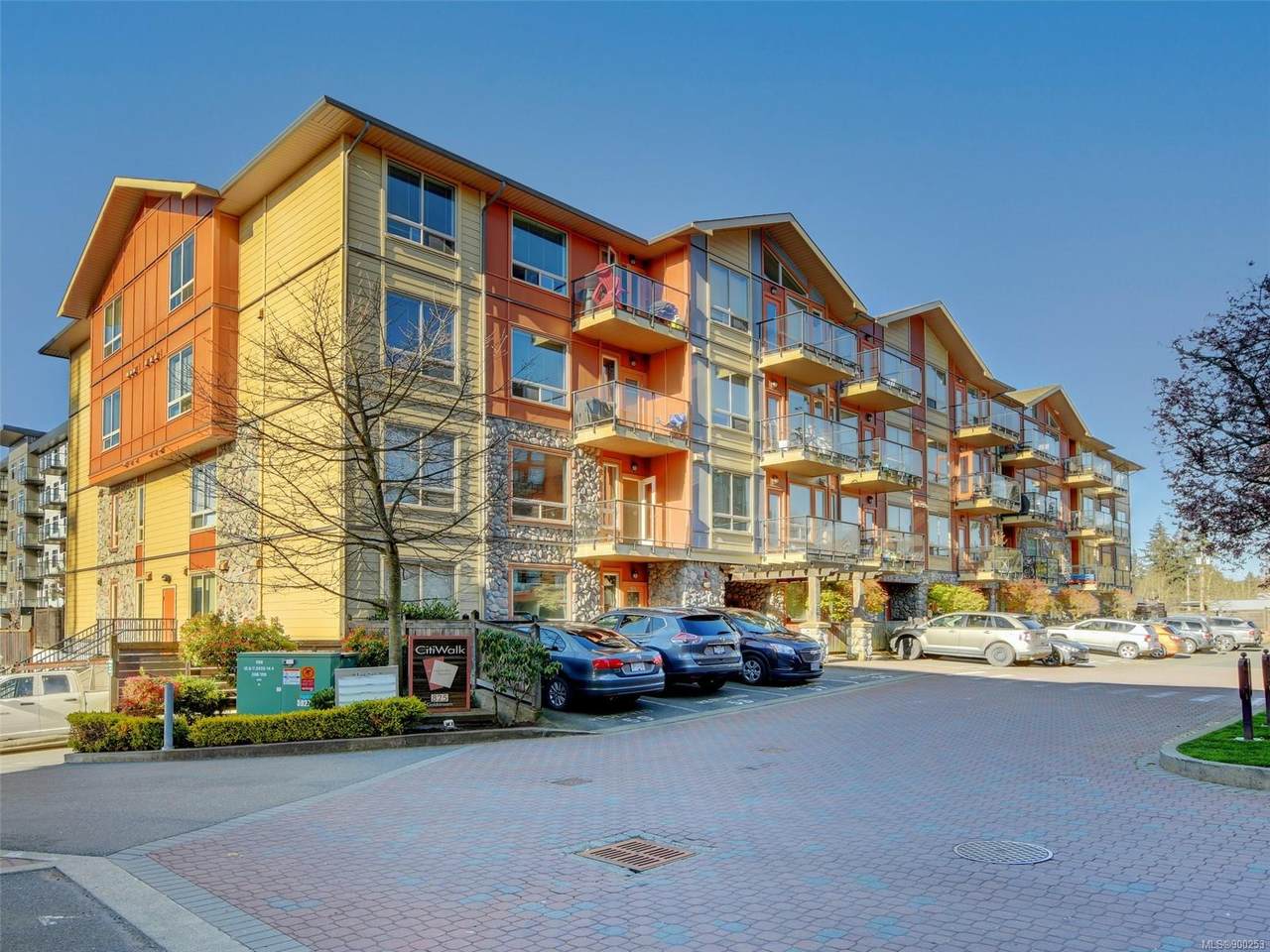 825 Goldstream Ave - Photo 1