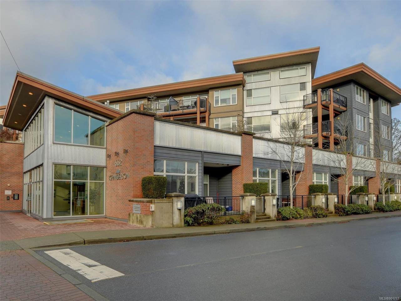 662 Goldstream Ave - Photo 1