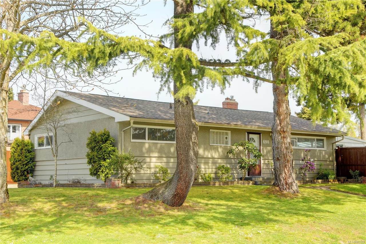 690 Baxter Ave - Photo 1