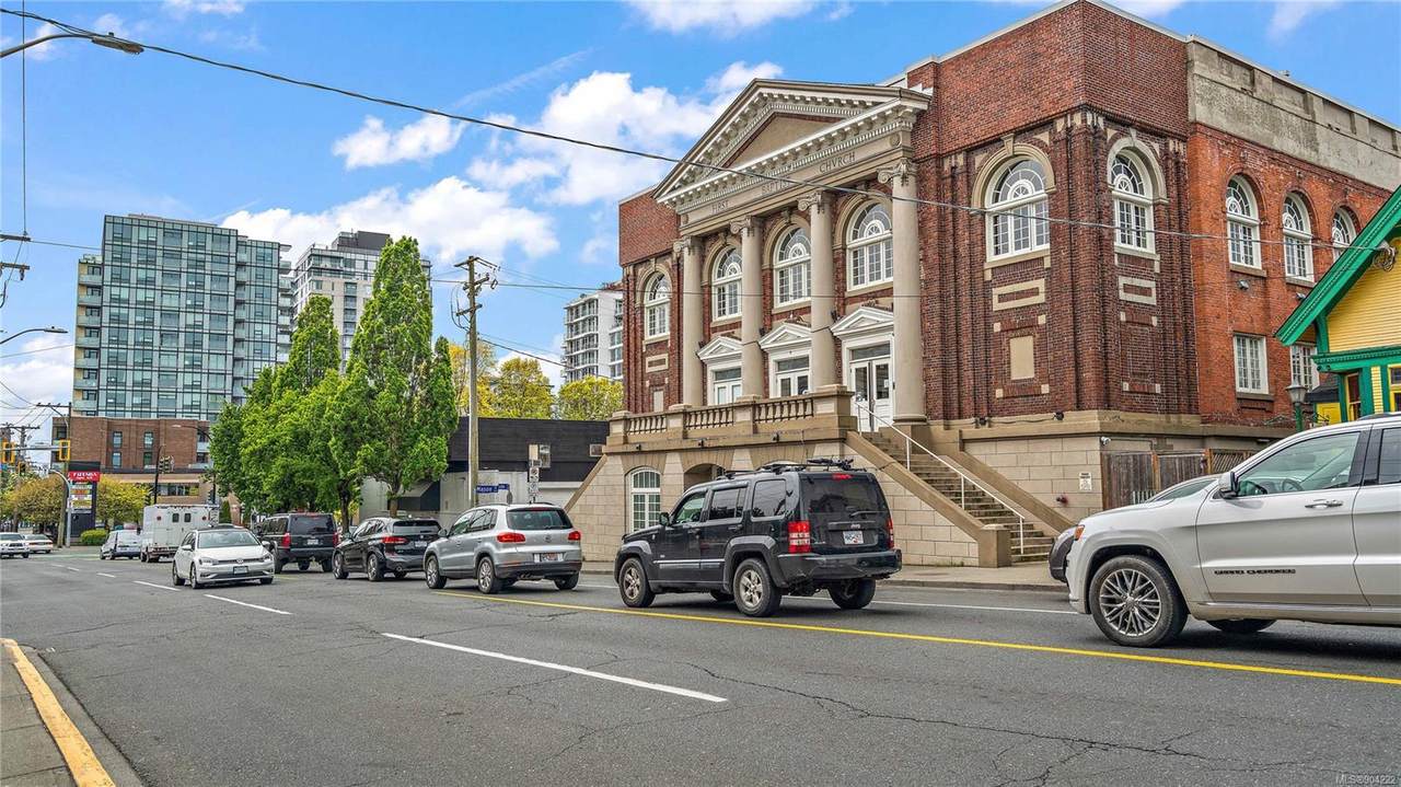 1602 Quadra St - Photo 1