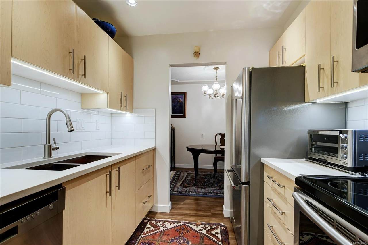 545 Rithet St - Photo 1