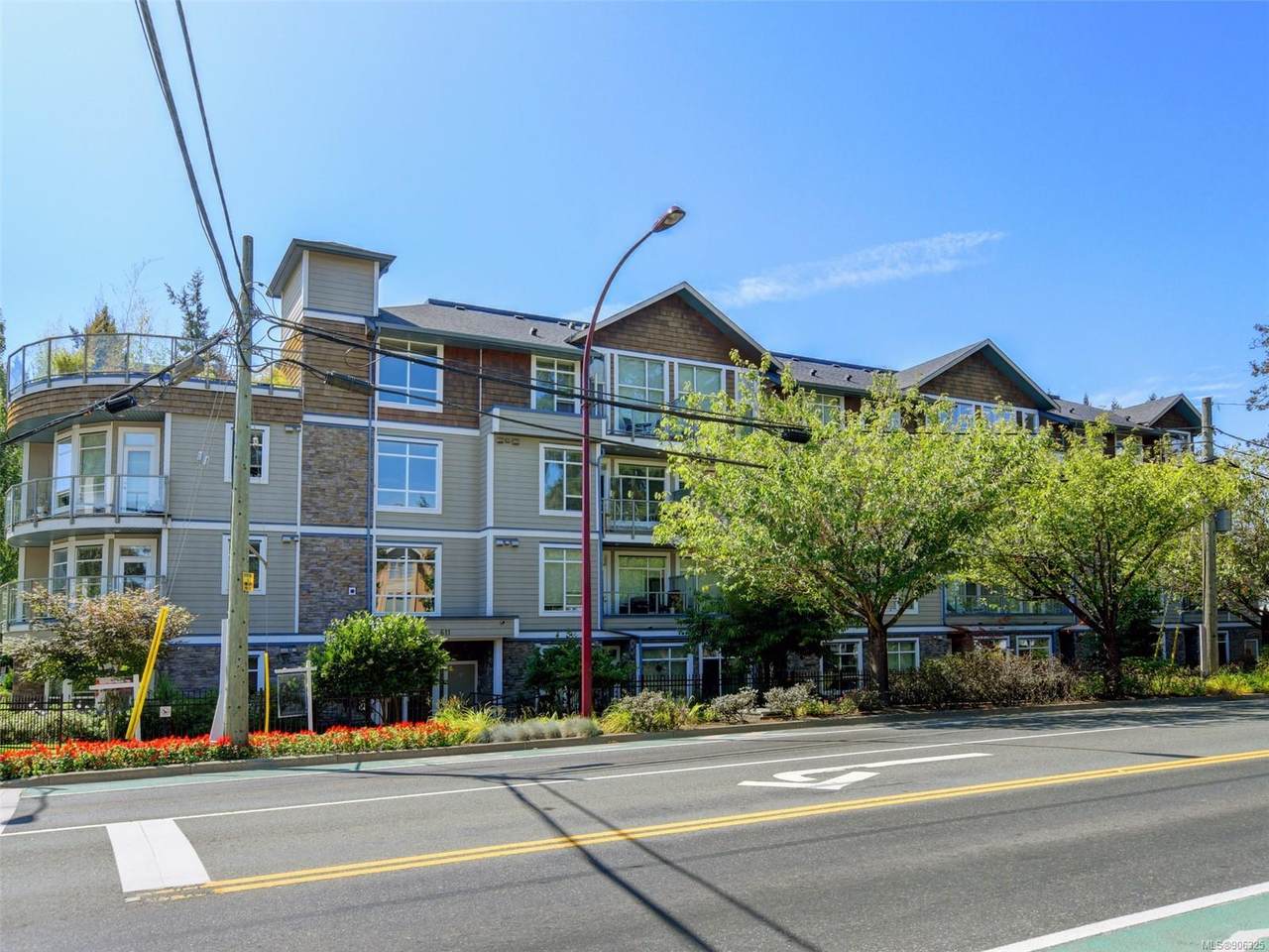611 Goldstream Ave - Photo 1