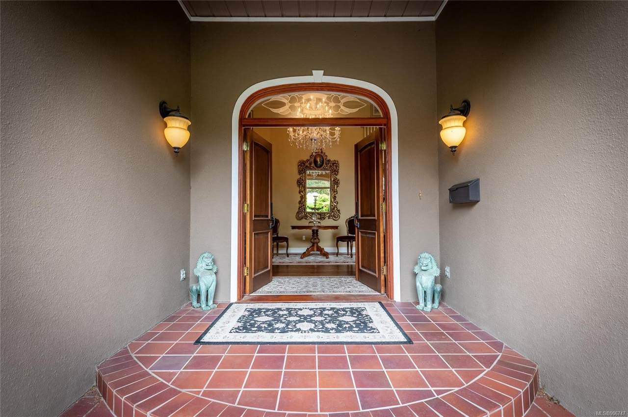 2785 Arbutus Rd - Photo 1