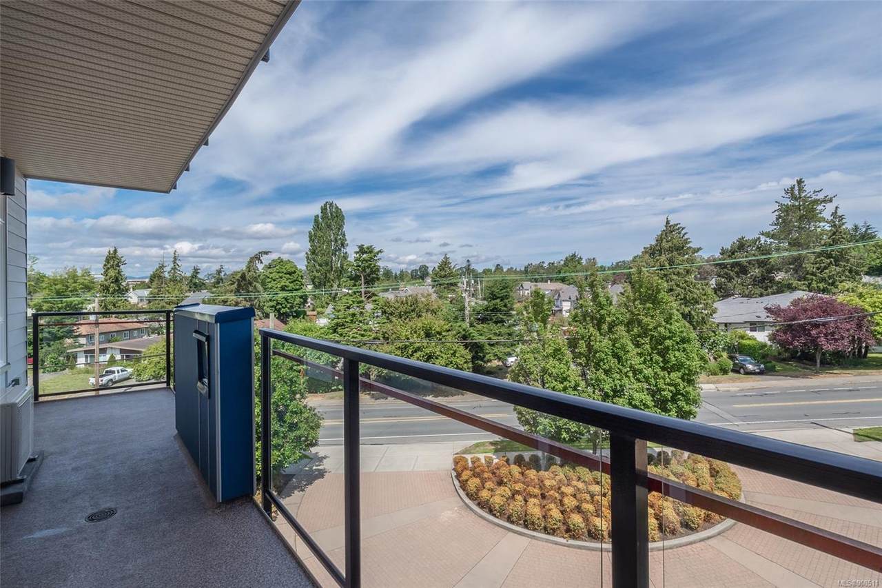 935 Cloverdale Ave - Photo 1