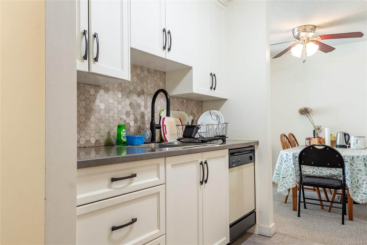 585 Dogwood St - Photo 1